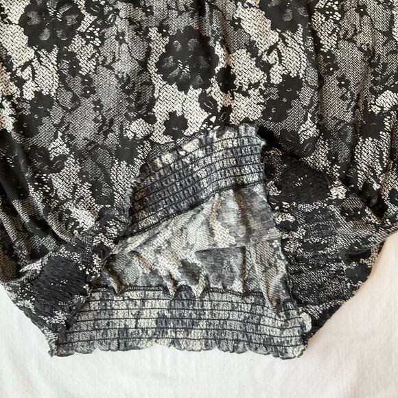 Faded Glory Women Half Sleeve V-neck Floral Blouse size XL (16W), Black & Gray - Picture 5 of 6